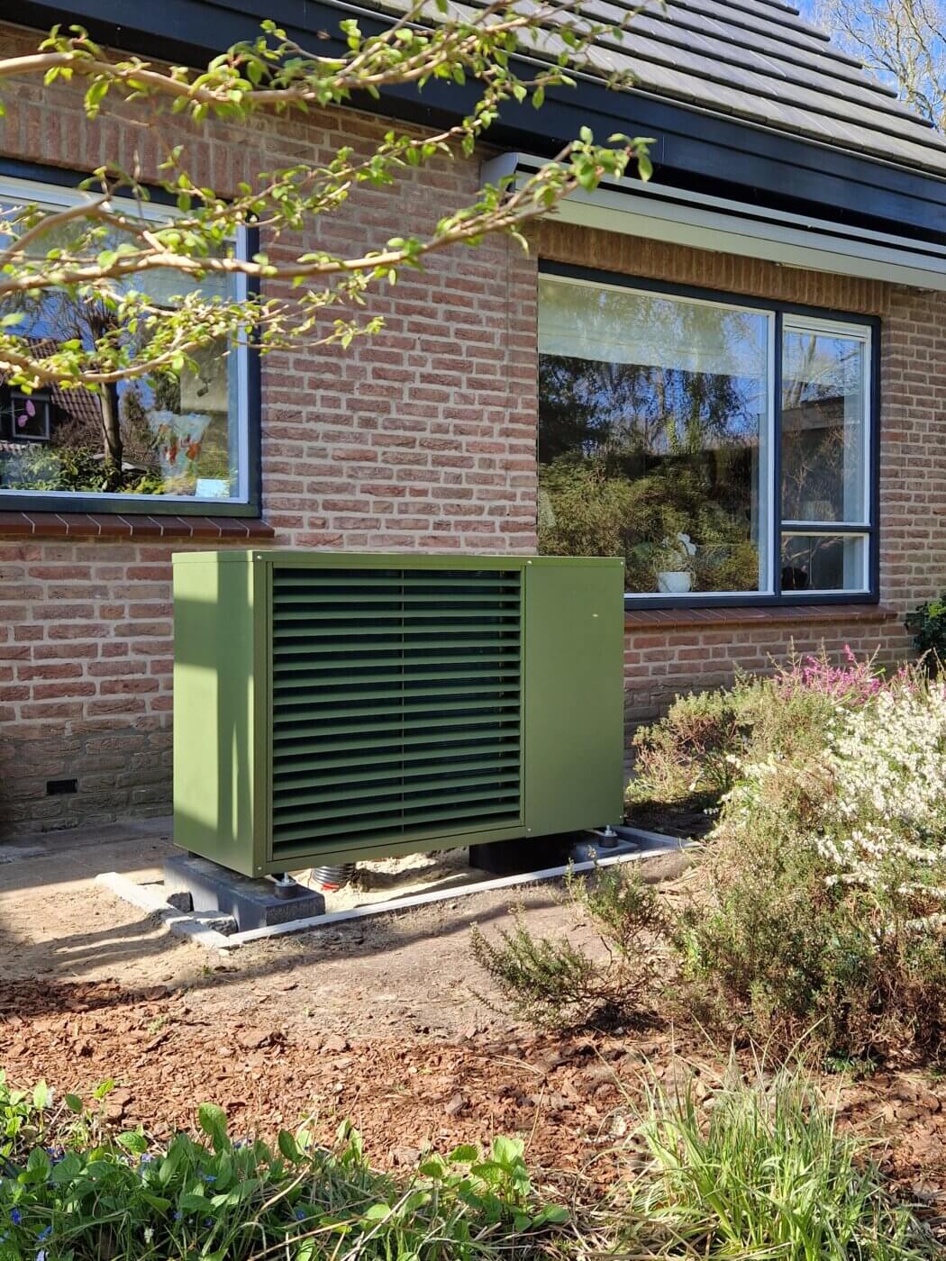 Project Ermelo – Warmtepomp op maat

In Ermelo hebben wij een woning verduurzaamd met een moderne warmtepompinstallatie. Naast efficiëntie en comfort stond ook het uiterlijk centraal.

Als bedrijf bieden wij de mogelijkheid om de buitenunit volledig op kleur te laten afwerken. In dit project is de unit afgestemd op de omgeving, waardoor deze mooi opgaat in de tuin en nauwelijks opvalt.

Een duurzame oplossing, met oog voor detail én design.
