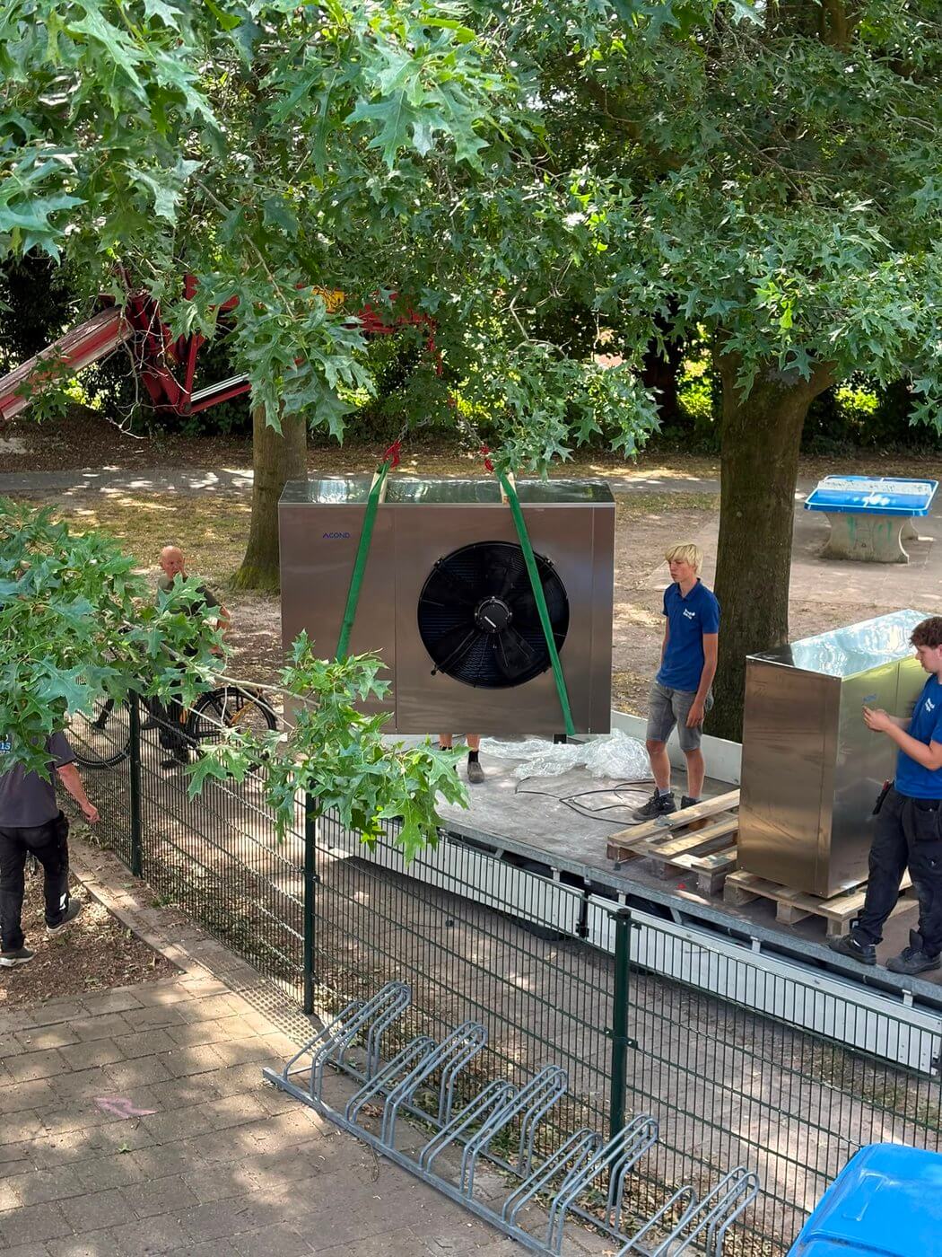 Ook in de zomervakantie gingen wij door!
Terwijl de kinderen van de Beatrixschool in Hulshorst genoten van hun zomervakantie, gingen wij van Weerd Energie gewoon door!
In de vakantieperiode hebben wij bij de school gewerkt aan de verduurzaming van het gebouw. Met de installatie van een warmtepomp zetten we samen met de Beatrixschool een mooie stap richting een energiezuinige en duurzame toekomst.
Juist in de vakantie is dit een mooi moment om werkzaamheden uit te voeren: de kinderen en leerkrachten zijn vrij en bij de start van het nieuwe schooljaar staat er een vernieuwde, duurzame installatie klaar.
Bij Weerd Energie vinden we het mooi om niet alleen woningen, maar ook scholen en andere gebouwen te helpen verduurzamen. Zo dragen we samen bij aan een comfortabeler en energiezuiniger gebouw voor de toekomst.
Weerd Energie – samen werken aan een duurzame toekomst.